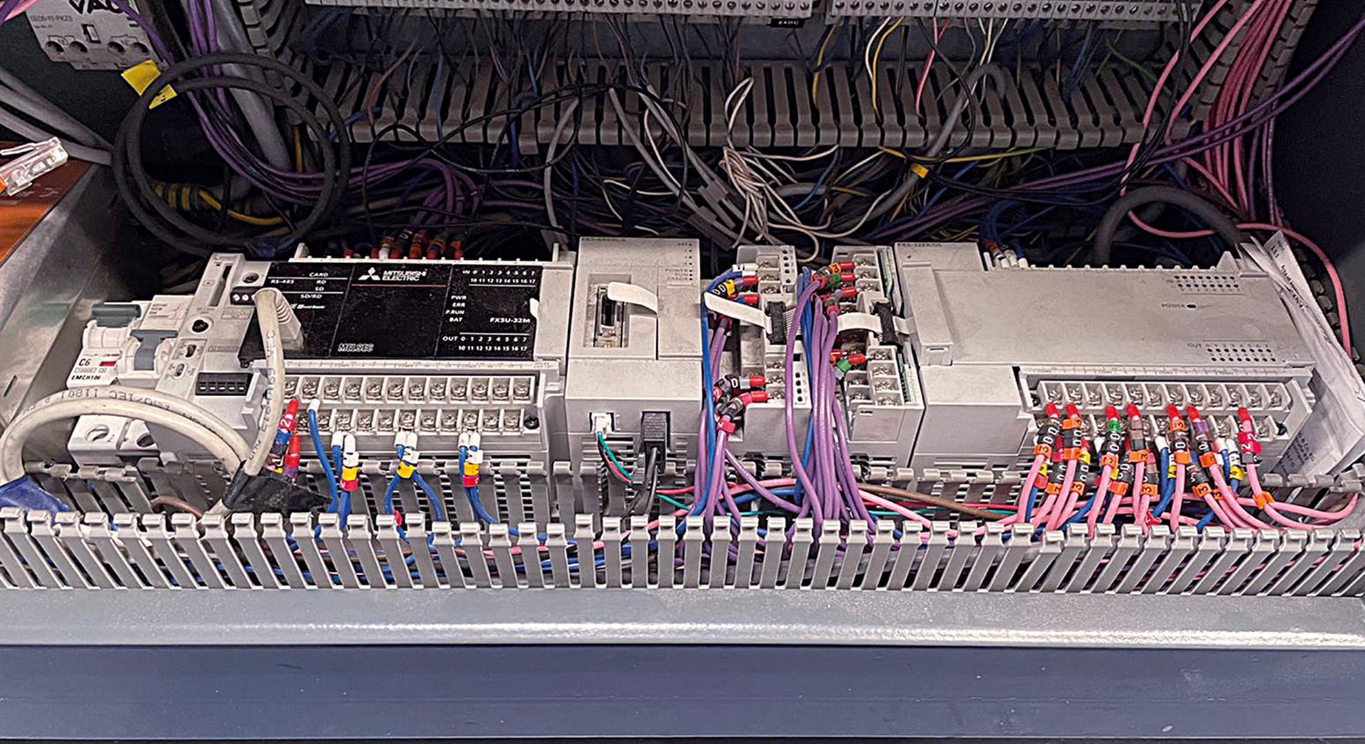 The setup doubled the speed of operations by combining a Mitsubishi Electric MELSEC iQ-F PLC with MR-J4 servos. [Source: Mitsubishi Electric Europe B.V.]