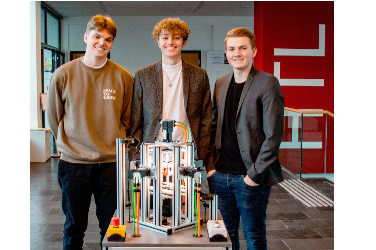 Markus Kreutzer, Paul Kreuzer and David Haidenhofer with their Diploma project, the “Rubik´s Cube Solver”.