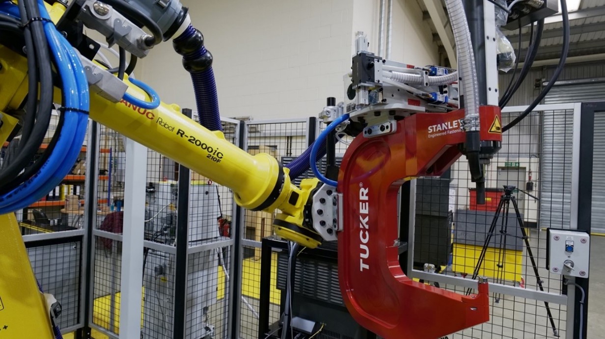 In the first cell, the FANUC R2000iC/210F robot works together with the 210kg Stanley Tucker dual-feed rivet gun attached to accurately identify both the correct part and self-pierce rivets.   