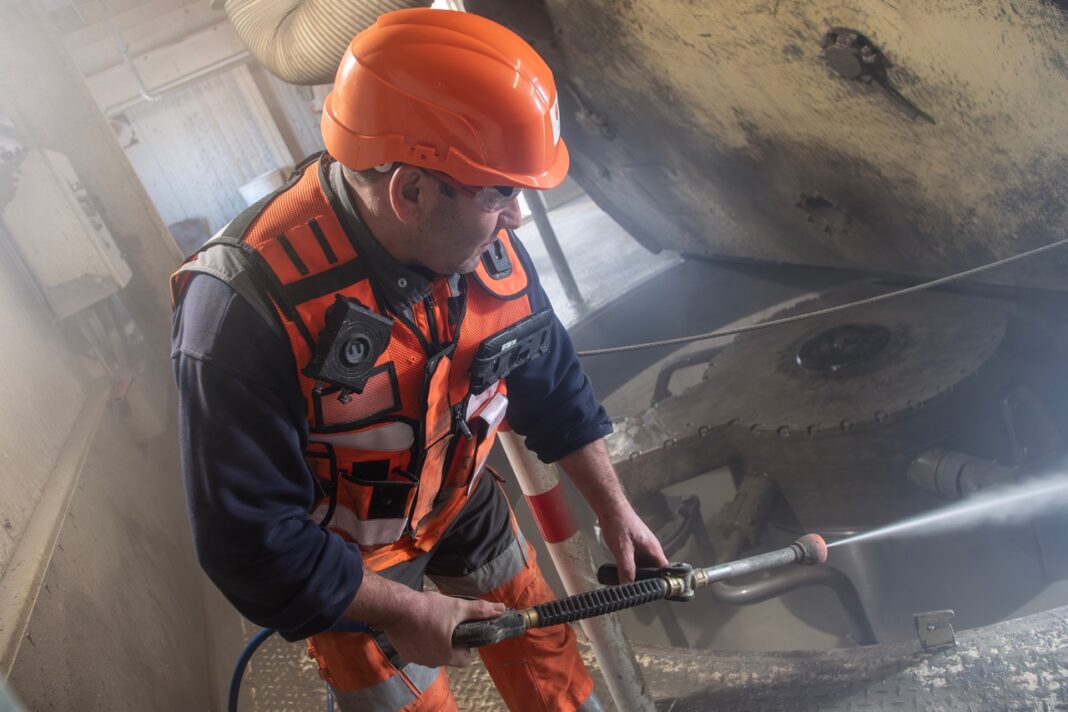 Lone workers ensure their safety with the ultra-reliable IoT fall detection and alert solution of Wearin’