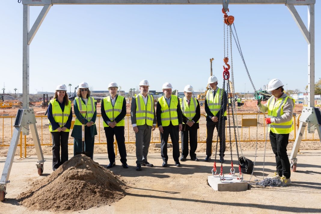 Mayor Collboni lays the first stone of the DFactory Barcelona expansion, which will triple its surface area Mayor Collboni lays the first stone of the DFactory Barcelona expansion, which will triple its surface area