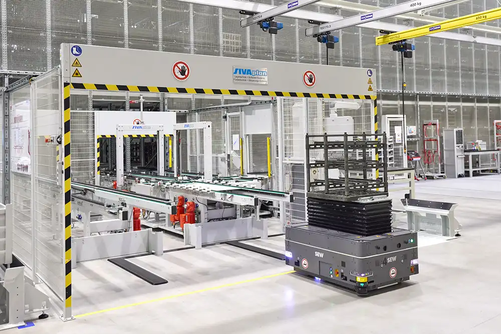 Mobile robots at four material transfer stations deliver the gears and shafts produced on the production line. These are temporarily stored in the logistics module and then hardened in special furnaces.