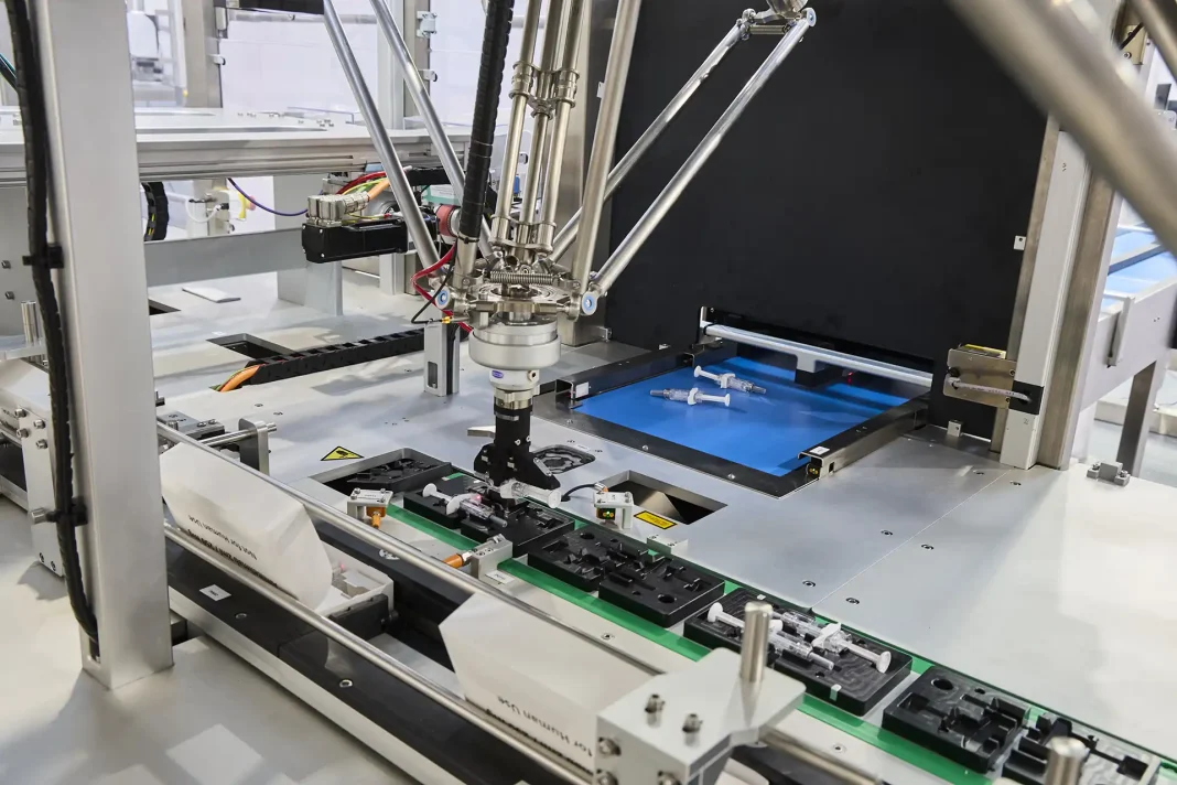 Tekpak-Automation-doubles-throughput-for-medtech-firm-.webp Fully automatic top-load cartoning system with robotic handling and AI-enhanced machine vision for pre-filled syringe packaging